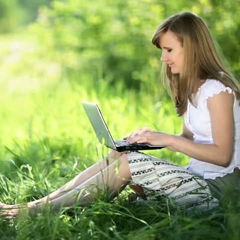 woman-laptop-outdoors4